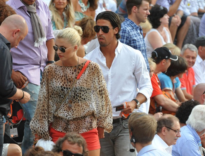 Sami Khedira và Lena Gercke dắt tay nhau đi xem bóng đá.